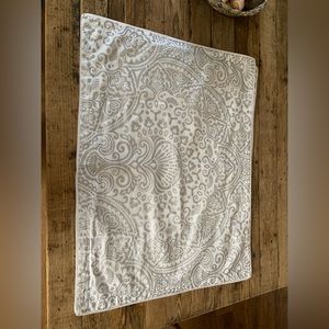 Tahari Home Pillow Shams (2)